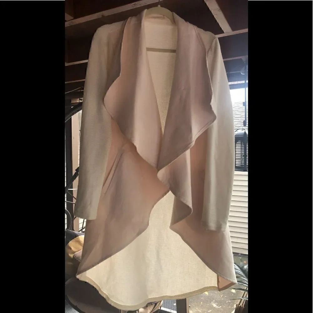 Very classy White Flutter long coat/ Cardigan - Picture 10 of 11